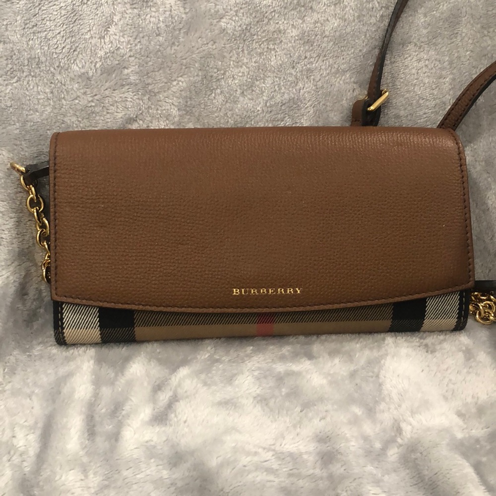 Burberry Henley Wallet On Chain